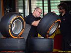 Инженеры Pirelli работают с шинами