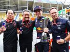 (справа налево) Кристиан Хорнер, Макс Ферстаппен, Масаши Ямамото и Тойхару Танабе