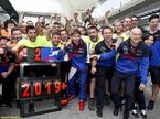 Пьер Гасли празднует успех в Бразилии вместе с командой Toro Rosso