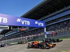 Макс Ферстаппен и Валттери Боттас на старте Гран При России