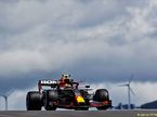 Серхио Перес за рулём RB16B на трассе в Португалии