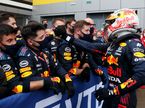 Макс Ферстаппен принимает поздравления от своей команды, фото пресс-службы Red Bull Racing