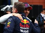 Кристиан Хорнер поздравляет Серхио Переса с подиумом, фото пресс-службы Red Bull Racing