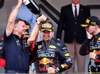 Кристиан Хорнер, Серхио Перес и Макс Ферстаппен на подиуме в Монако