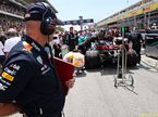 Эдриан Ньюи рассматривает машину Льюиса Хэмилтона