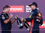 Кристиан Хорнер и Макс Ферстаппен на подиуме в Сузуке, фото пресс-службы Red Bull
