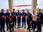 Кристиан Хорнер (третий справа) с гонщиками Red Bull в Гудвуде, фото пресс-службы Фестиваля скорости