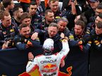 Кристиан Хорнер и механики Red Bull поздравляют Макса Ферстаппена с победой в Японии, фото XPB