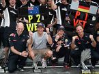 Команда Red Bull празднует победу
