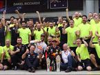 В Red Bull Racing празднуют победу