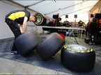 Инженер Pirelli работает с шинами