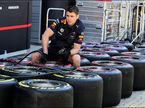 Механик Red Bull Racing работает с шинами Pirelli