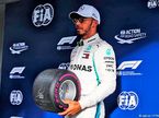 Льюис Хэмилтон с призом Pirelli за первый поул в сезоне
