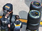 Инженеры работают с шинами Pirelli