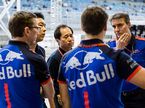 Джеймс Ки (справа) обсуждает рабочие моменты с инженерами Toro Rosso и мотористами Honda