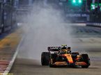 Ландо Норрис за рулём McLaren MCL36 на трассе в Сингапуре