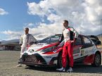 Хейкки Ковалайнен и Эсапекка Лаппи у раллийной Toyota Yaris WRC
