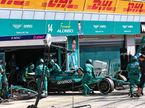 Механики Aston Martin закатывают в боксы машину Фернандо Алонсо после его схода, фото XPB