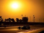 Александер Элбон за рулём Williams FW44 на трассе в Бахрейне, фото XPB