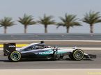 Льюис Хэмилтон за рулём Mercedes на трассе в Бахрейне