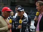 Ники Лауда (слева) беседует с Нико Росбергом (в центре) в дни Гран При Монако, 2008 г.