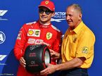 Шарль Леклер принимает приз Pirelli из рук Джоди Шектера