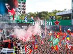 Болельщики приветствуют Шарля Леклера после финиша Гран При Италии