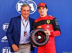 Приз за поул Шарлю Леклеру вручил Карлос Сайнс-старший