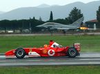 Михаэль Шумахер за рулём Ferrari F2003-GA в декабре 2003 года во время дуэли с истребителем, фото XPB