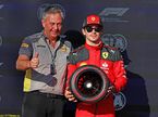 Шарль Леклер получил от Марио Изолы приз за победу в квалификации в Остине