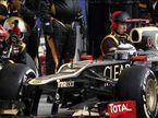Механики Lotus F1 во время пит-стопа