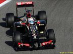 Роман Грожан за рулём Lotus E22 на трассе в Бахрейне