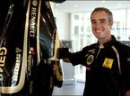 Сотрудник Lotus Renault GP Мэтт Джонсон