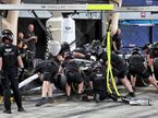 Команда Cadillac работает с машиной на пит-лейн трассы в Бахрейне, фото XPB