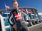 Кевин Магнуссен в форменном комбинезоне Haas F1 возле базы команды в Каннаполисе, штат Северная Каролина