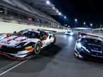 Слева Ferrari 488 GT3 семейного экипажа Магнуссенов, фото пресс-службы гонки