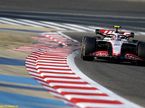 Нико Хюлкенберг за рулём машины Haas на тестах в Бахрейне