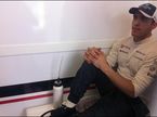 Пастор Мальдонадо в боксах Williams после аварии