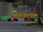 Машины Ferrari и McLaren на трассе Гран При Австралии