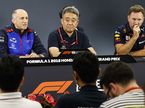 Тойохару Танабе (в центре), технический директор Honda F1, и руководители команд Toro Rosso и Red Bull Racing