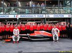 Групповая фотография Marussia F1 Team в Мельбурне 