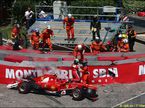Фелипе Масса покидает машину после аварии в Гран При Монако