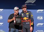 Рубенс Баррикелло вручает Максу Ферстаппену приз Pirelli за победу в квалификации