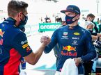 Макс Ферстаппен принимает поздравления от команды с третьим результатом в квалификации