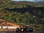 Александер Элбон за рулём RB16 на трассе в Портимао