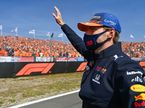 Макс Ферстаппен приветствует болельщиков в Зандфорте