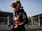 Макс Ферстаппен возвращается в боксы Red Bull Racing после инцидента в первой шикане