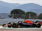 Макс Ферстаппен за рулём RB18 на тестах в Барселоне, фото XPB