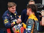 Макс Ферстаппен принимает поздравления от Ландо Норриса, показвшего в квалификации к спринту 3-й результат