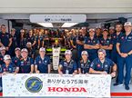 Коллективное фото AlphaTauri, посвящённое юбилею Honda, фото пресс-службы команды